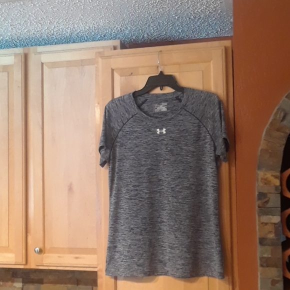 Under Armour Tops - Under Armour Heat Gear Loose Short Sleeve T-Shirt